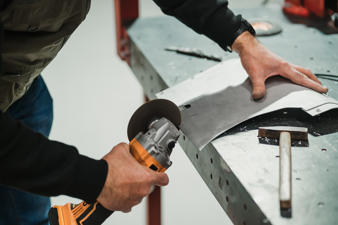 Découpe d'une pièce de ferblanterie en atelier
